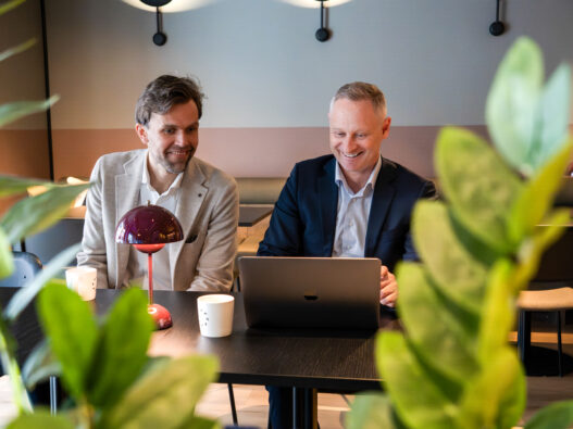 Henrik og Ronny på pc
